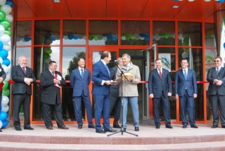 Юрий Ковалев вручает памятный подарок Сергею Новикову